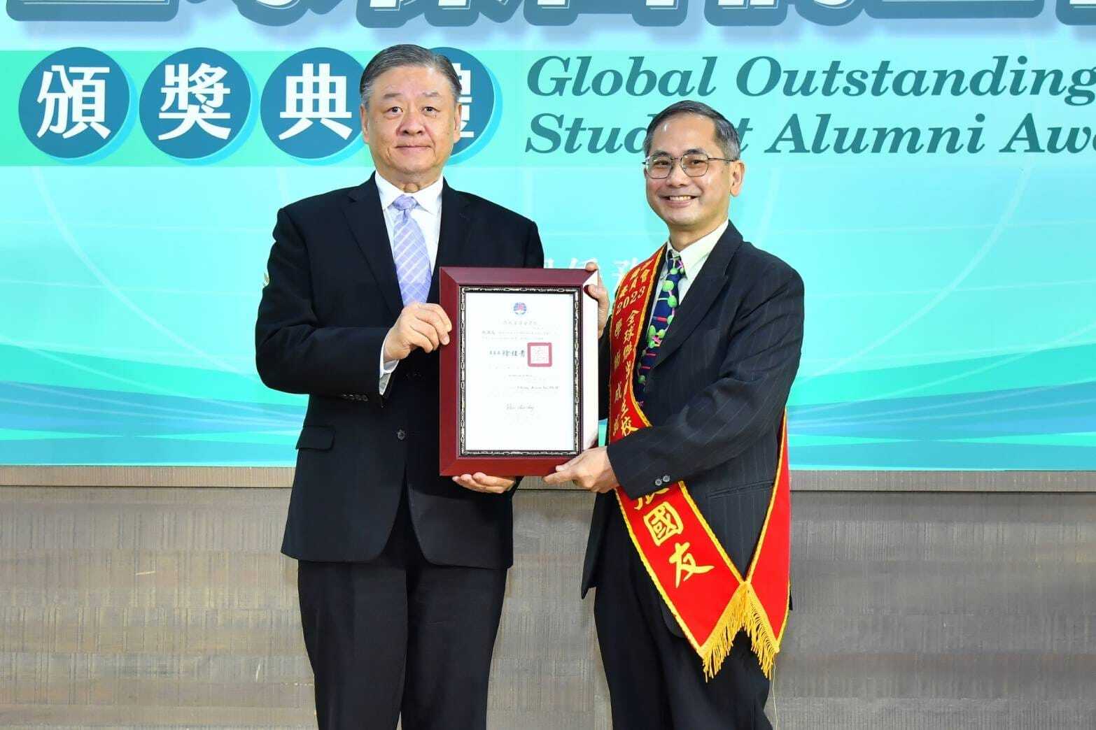 張國友教師(右)榮獲「僑務委員會2023全球傑出僑生校友」